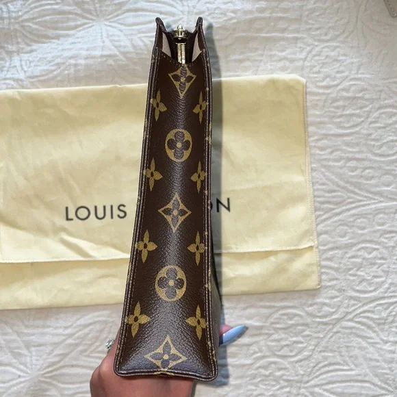 Louis Vuitton Toiletry Pouch 26 Discontinued - Picture 5 of 13